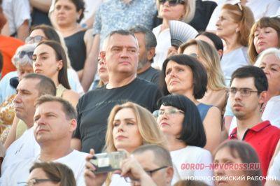 В Новороссийске казаки вручили «девочкам Турецкого» букеты цветов + видео