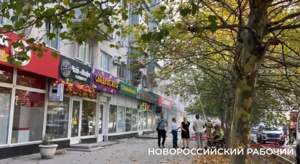 «Понадобится расселить целый подъезд». В Новороссийске эвакуировали людей из горящего в центре города дома