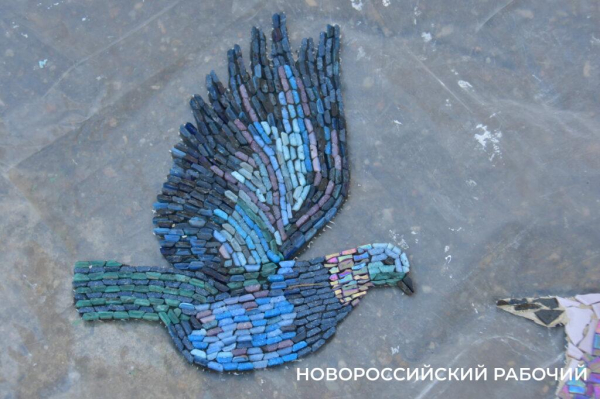 Сегодня стену в Новороссийске «расписали» мозаичными птицами. Они тоже люди!