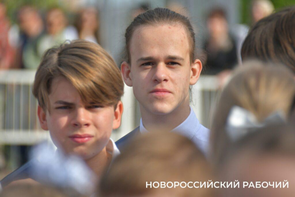Слезы, аплодисменты, песня директора. В Новороссийске прозвенел «Последний звонок»! Фоторепортаж «НР»