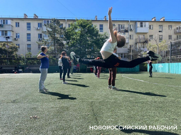 Соседи из самого длинного дома Новороссийска организовали собственную группу «Здоровье»