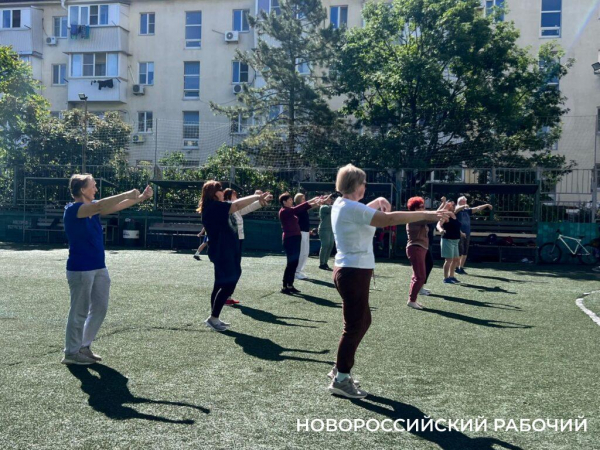 Соседи из самого длинного дома Новороссийска организовали собственную группу «Здоровье»