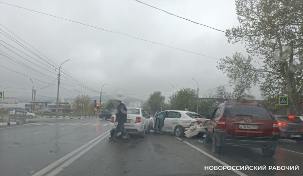 ДТП и мордобой водителей. Авария на перекрестке в Новороссийске собрала пробку на въезд в город