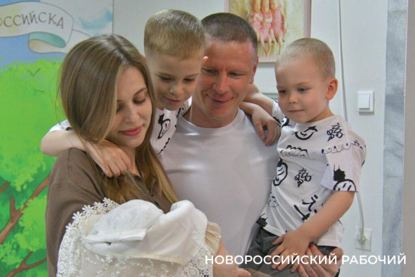 В Новороссийске экипаж ДПС с подарками встретил «крестницу», которую еле успели довезти до роддома в День Победы