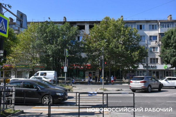 Подъезд дома в Новороссийске, где горела квартира, оцеплен. Людей расселили
