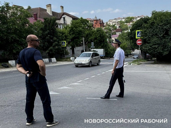В Новороссийске киношники из Москвы превратили улицу в центре в сплошную пробку