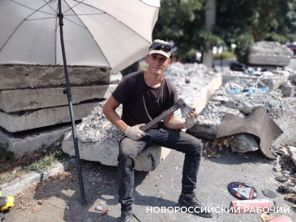 «В траншее не 37, а все +60!» Ремонт  теплотрассы в Новороссийске в жару не останавливают