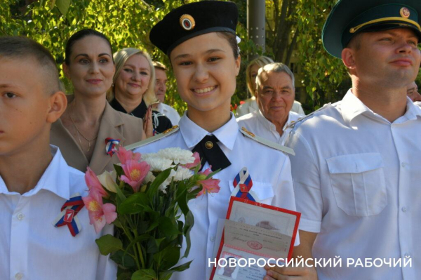 В Новороссийске торжественно отметили День Государственного Флага
