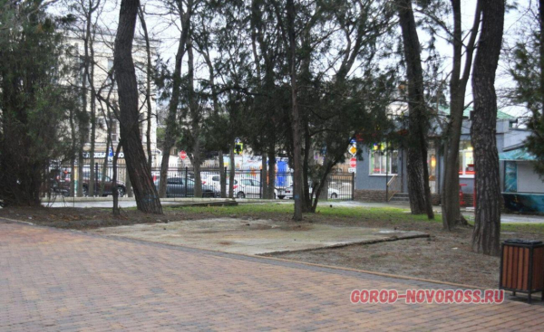 В Новороссийском парке Ленина убирают аттракционы В Новороссийском парке Ленина убирают аттракционы