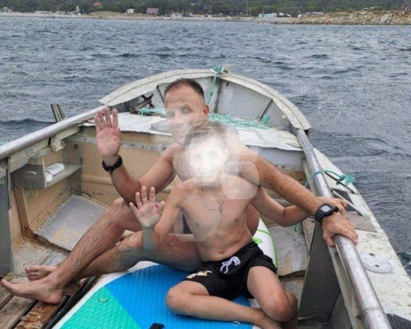 Новороссийский спасатель вне рабочего времени спас мужчину и ребенка, которых унесло в море на сапе