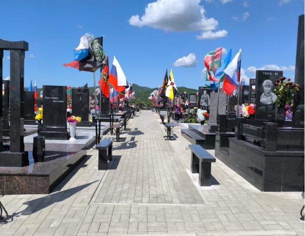 В Новороссийске продолжают благоустраивать Аллею Славы, где похоронены участники СВО