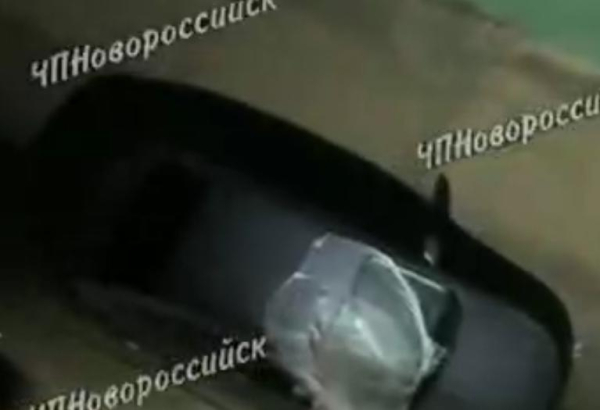 В Новороссийске девушка выпрыгнула с балкона на припаркованную машину