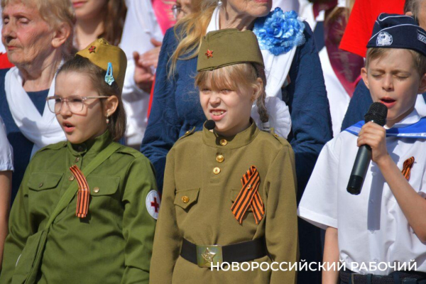 Слезы, аплодисменты, песня директора. В Новороссийске прозвенел «Последний звонок»! Фоторепортаж «НР»