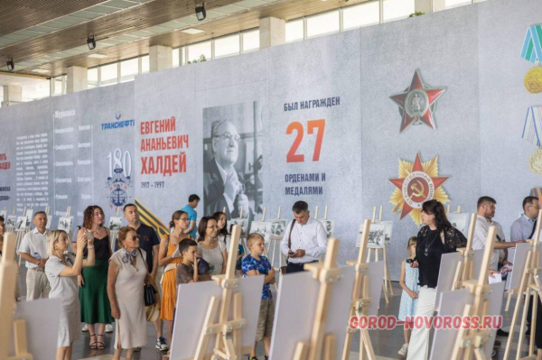 В Новороссийске открылась фотовыставка Евгения Халдея – фотографа, сделавшего фото знамени над рейхстагом
