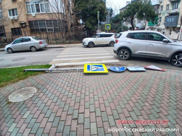 В Новороссийске прохожие замечают упавшие дорожные знаки