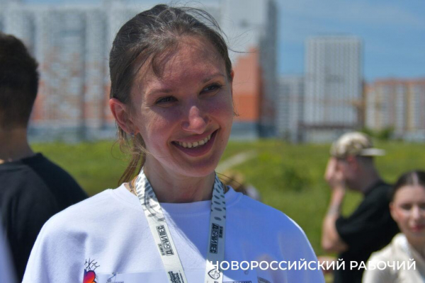 В Новороссийске героиней забега стала собачка на трех лапках