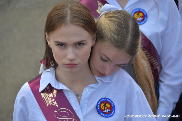 Слезы, аплодисменты, песня директора. В Новороссийске прозвенел «Последний звонок»! Фоторепортаж «НР»