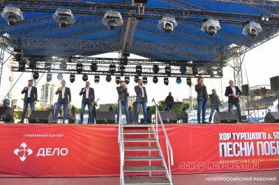 В Новороссийске казаки вручили «девочкам Турецкого» букеты цветов + видео