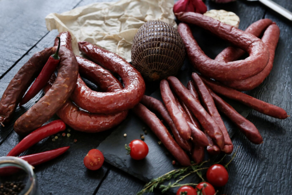 Опасный «мясной клей» обнаружили в сосисках: новороссийцам на заметку