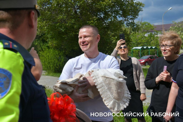 В Новороссийске экипаж ДПС с подарками встретил «крестницу», которую еле успели довезти до роддома в День Победы