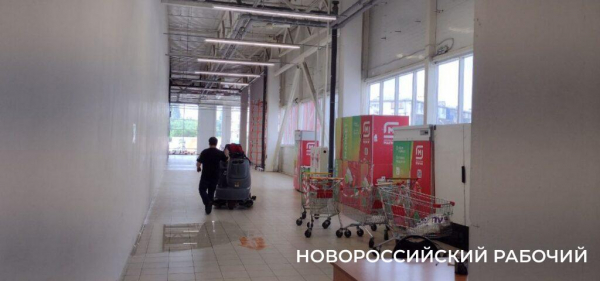 В Новороссийске место трагедии с ребенком загородили плакатом «С днем рождения, «Магнит»