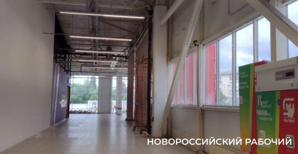 В Новороссийске место трагедии с ребенком загородили плакатом «С днем рождения, «Магнит»