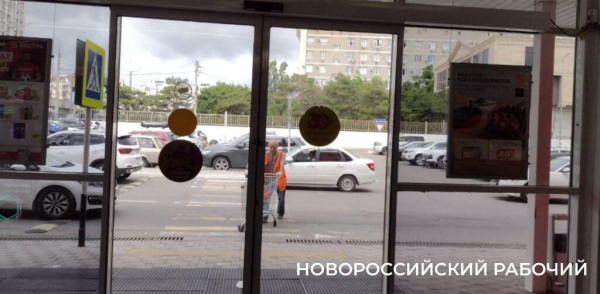 В Новороссийске место трагедии с ребенком загородили плакатом «С днем рождения, «Магнит»