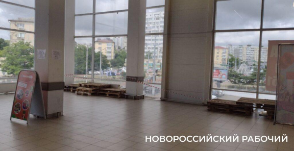 В Новороссийске место трагедии с ребенком загородили плакатом «С днем рождения, «Магнит»