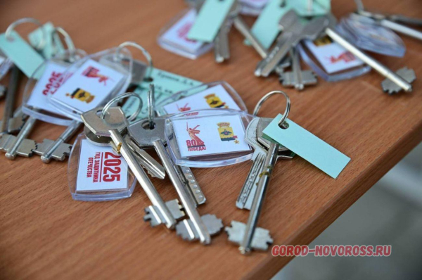 Глава Новороссийска вручил ключи от жилья 64 детям-сиротам и детям, оставшимся без попечения родителей