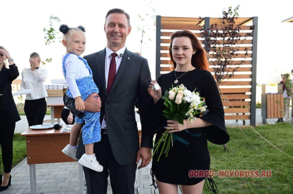 Глава Новороссийска вручил ключи от жилья 64 детям-сиротам и детям, оставшимся без попечения родителей