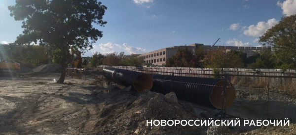 «По этой траншее текла река и все размокло!» В Новороссийске погибли при строительстве магистральной ливневки погибли рабочие