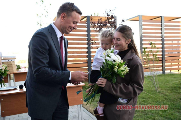 Глава Новороссийска вручил ключи от жилья 64 детям-сиротам и детям, оставшимся без попечения родителей