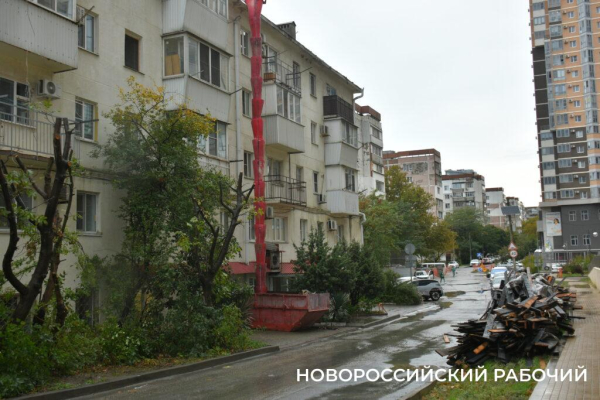 В Новороссийске дожди срывают сроки восстановления кровли пострадавшего от БПЛА дома