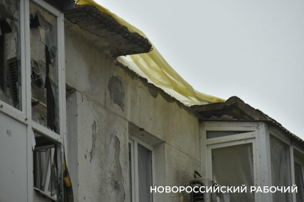В Новороссийске дожди срывают сроки восстановления кровли пострадавшего от БПЛА дома