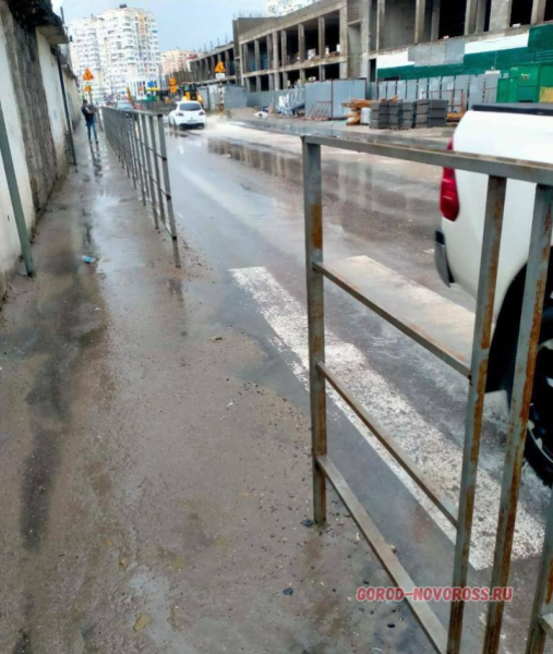 В центре Новороссийска люди вынуждены шлепать по лужам и грязи