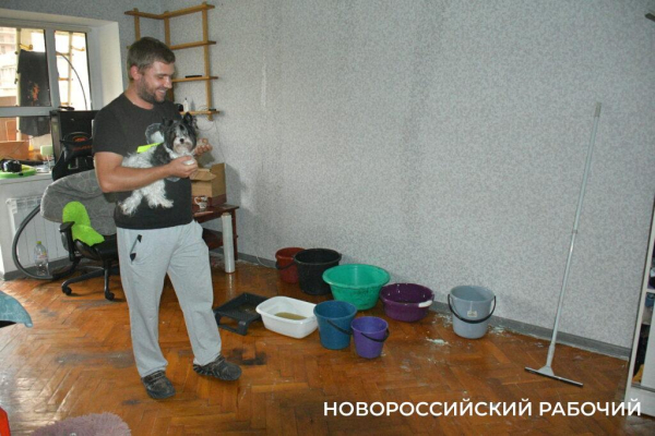 В Новороссийске дожди срывают сроки восстановления кровли пострадавшего от БПЛА дома