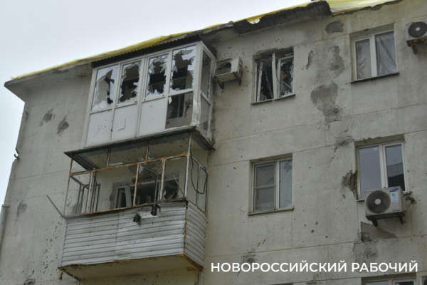 В Новороссийске дожди срывают сроки восстановления кровли пострадавшего от БПЛА дома