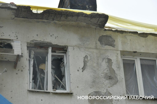 В Новороссийске дожди срывают сроки восстановления кровли пострадавшего от БПЛА дома