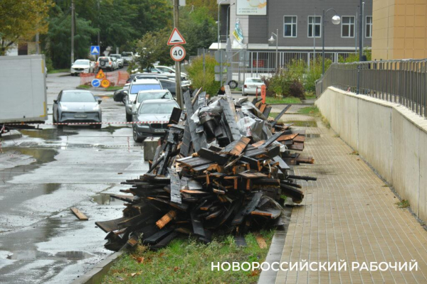 В Новороссийске дожди срывают сроки восстановления кровли пострадавшего от БПЛА дома