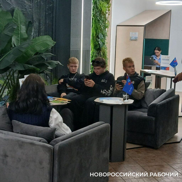 В Новороссийске — 7,5 тысяч вакансий. Какие зарплаты и «плюшки» предлагают рабочим?