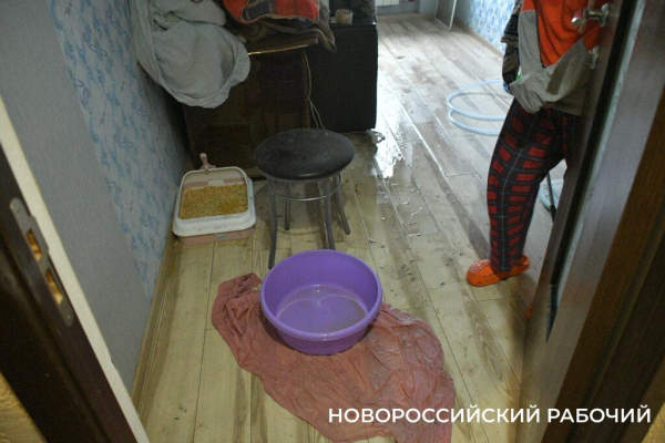 В Новороссийске дожди срывают сроки восстановления кровли пострадавшего от БПЛА дома