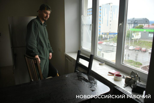 В Новороссийске дожди срывают сроки восстановления кровли пострадавшего от БПЛА дома