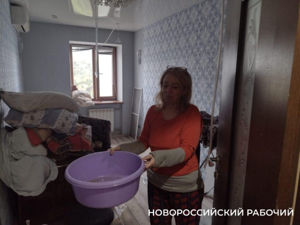 В Новороссийске дожди срывают сроки восстановления кровли пострадавшего от БПЛА дома