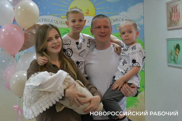 В Новороссийске экипаж ДПС с подарками встретил «крестницу», которую еле успели довезти до роддома в День Победы