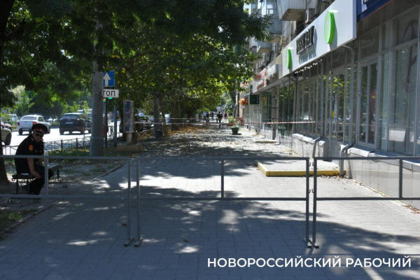 Подъезд дома в Новороссийске, где горела квартира, оцеплен. Людей расселили