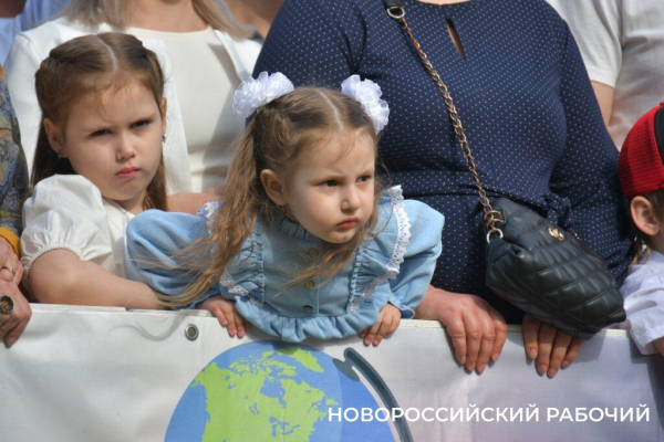 Слезы, аплодисменты, песня директора. В Новороссийске прозвенел «Последний звонок»! Фоторепортаж «НР»