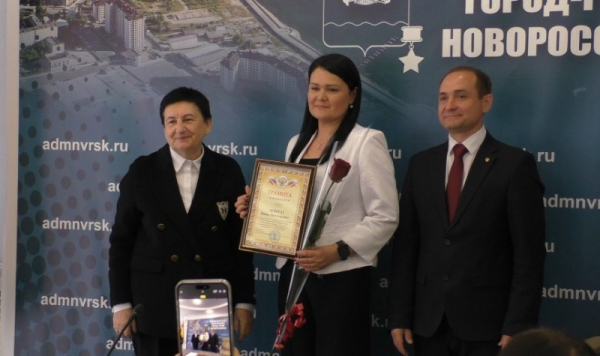  3 АКТИВИСТОВ ТЕРРИТОРИАЛЬНОГО ОБЩЕСТВЕННОГО САМОУПРАВЛЕНИЯ НОВОРОССИЙСКА ПОЗДРАВИЛИ С ПРАЗДНИКОМ И ПОБЛАГОДАРИЛИ ЗА РАБОТУ 