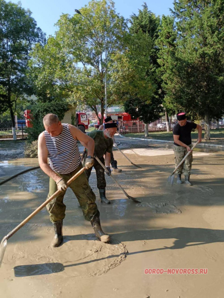 Новороссийцы помогают в ликвидации подтопления в Туапсинском районе.