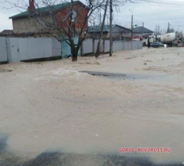 На улице Пограничной в Новороссийске произошел порыв водовода