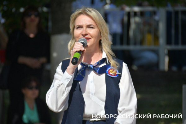 Слезы, аплодисменты, песня директора. В Новороссийске прозвенел «Последний звонок»! Фоторепортаж «НР»
